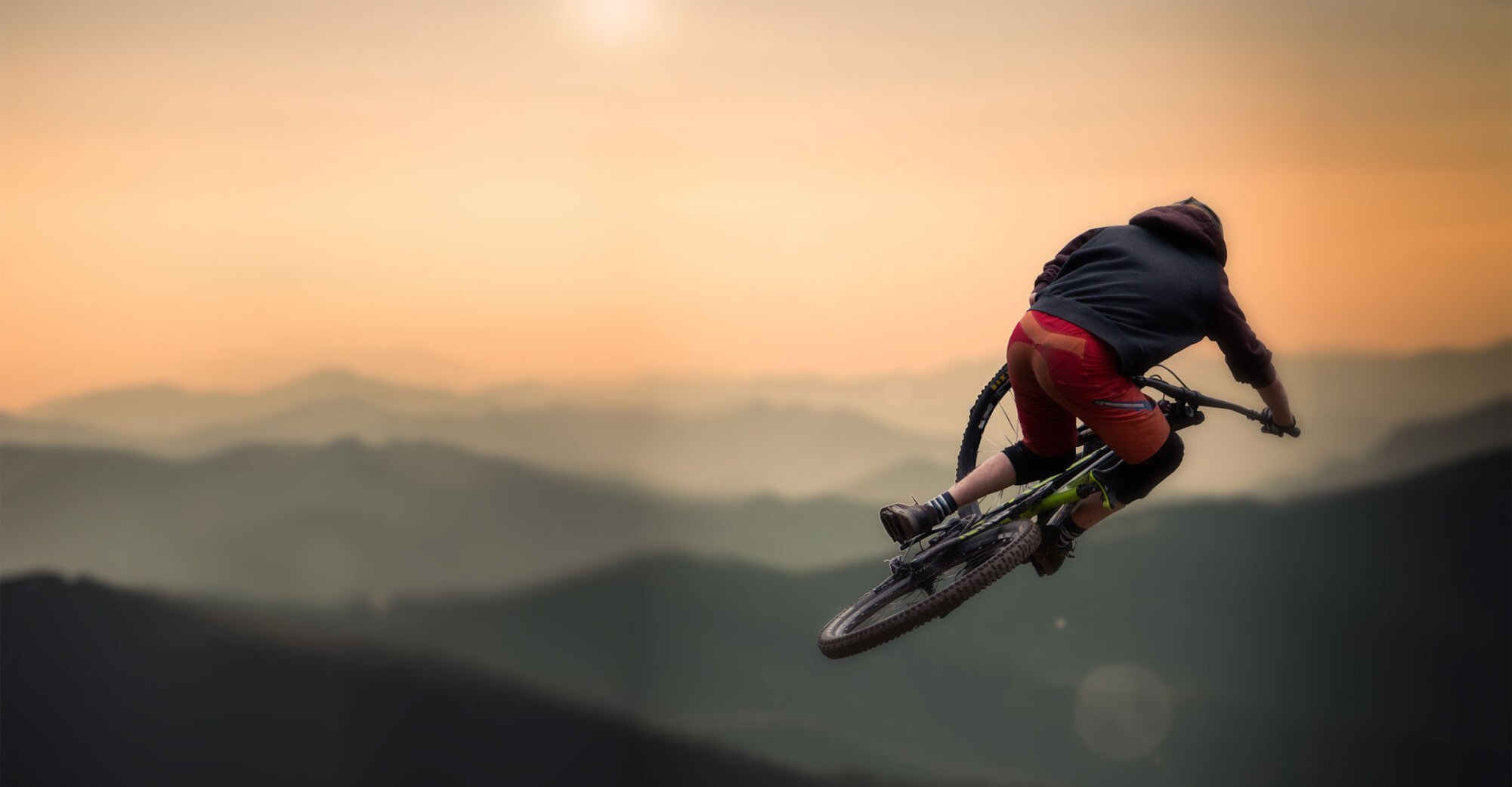 Mountainbiker bei einer dynamischen Abfahrt