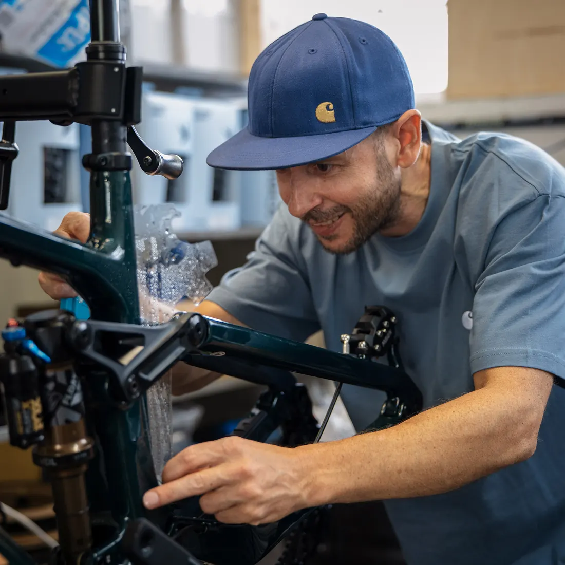 Mitarbeiter arbeitet sorgfältig an einem Mountainbike