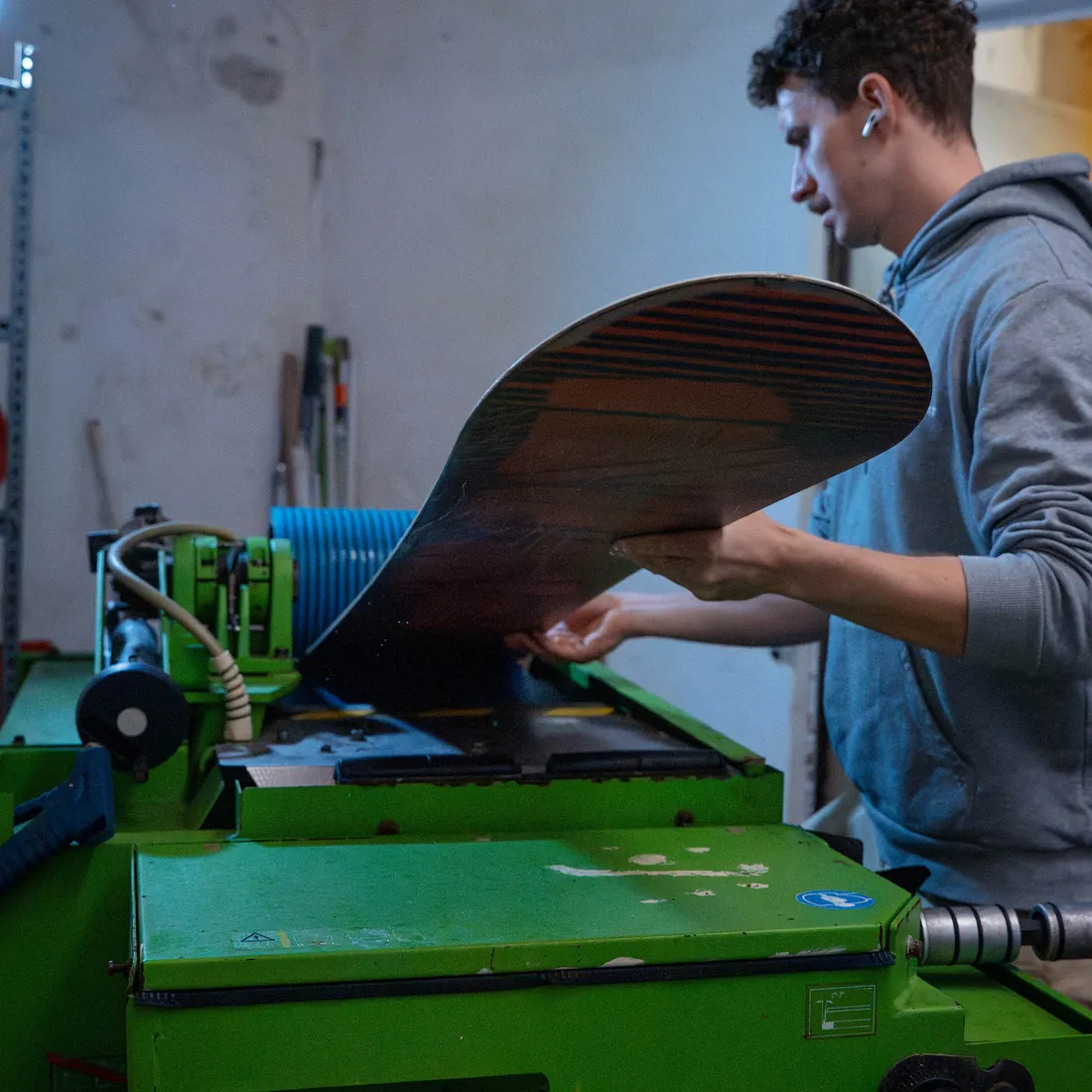 Präzise Bearbeitung eines Boards an einer Werkstattmaschine