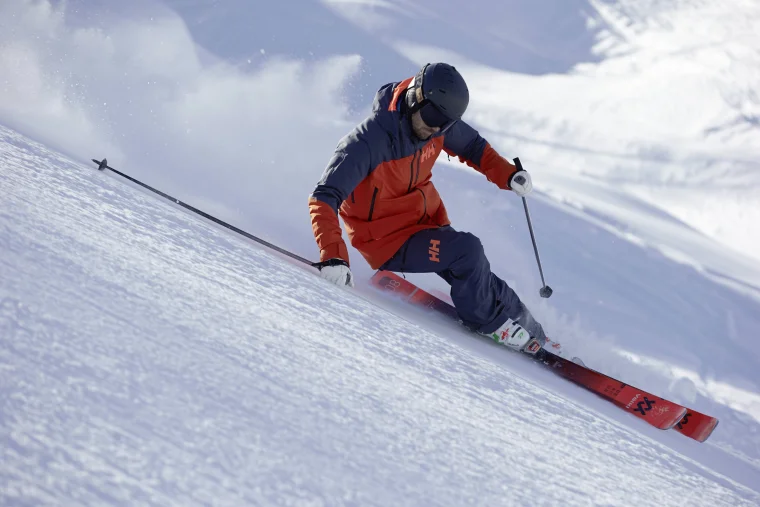 Skifahrer in voller Fahrt im Tiefschnee