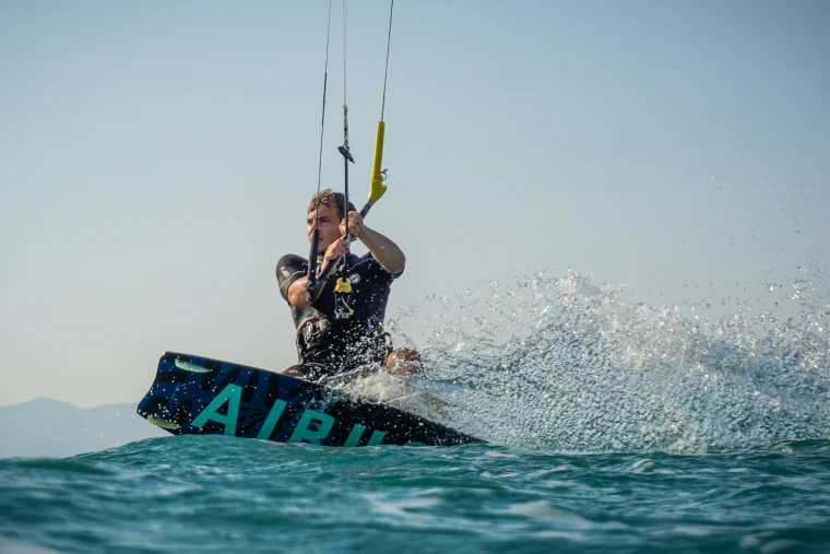 Kitesurfer beim Fahren auf dem Wasser mit Kite im Wind