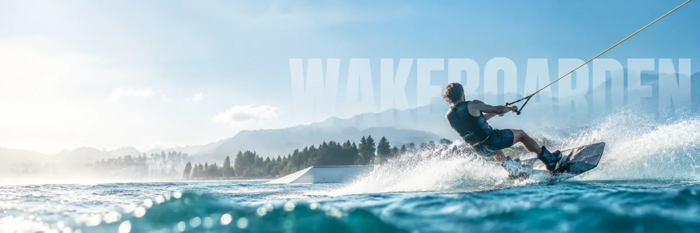 Wakeboarder springt mit Board hinter dem Boot über das Wasser